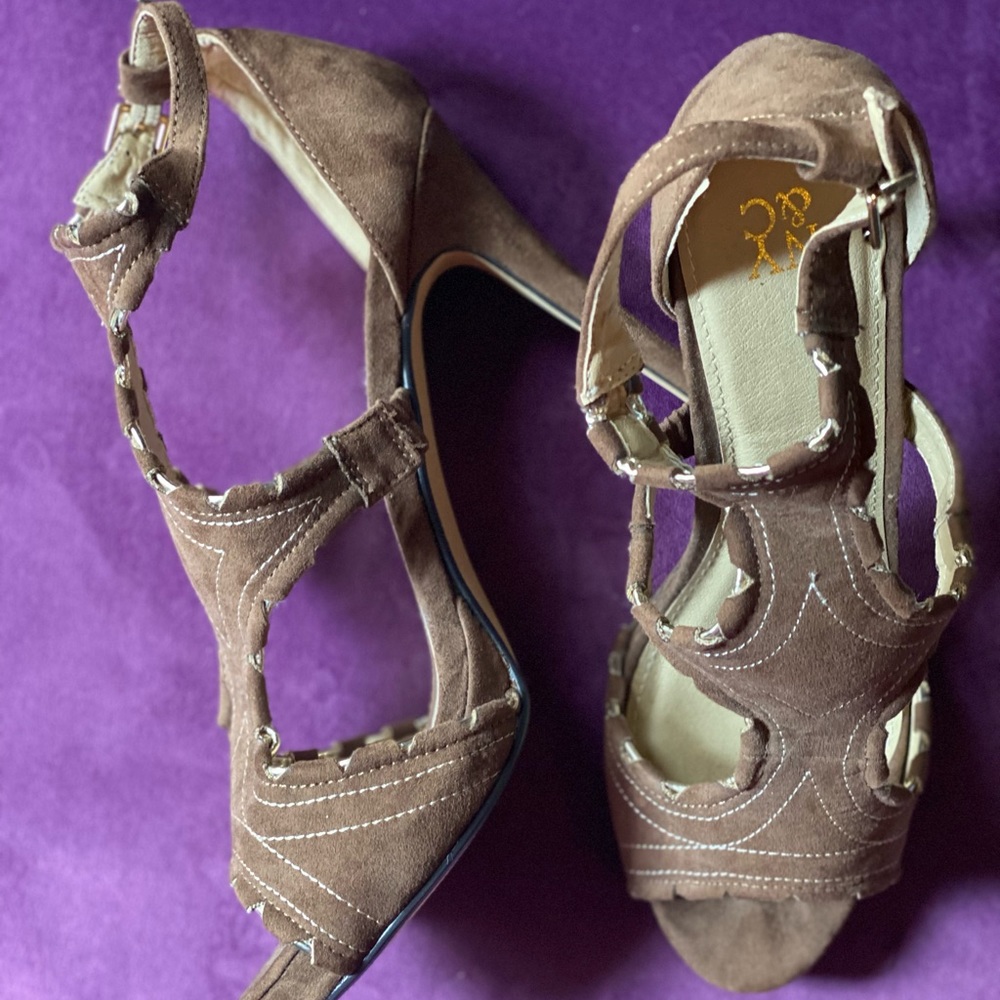 Stylish brown pump